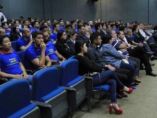 Com camisetas azuis, colegas de policial usaram frase Força Moon durante o tribunal. (Foto: Marina Pacheco)