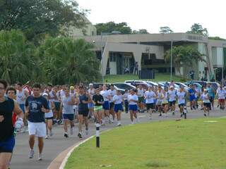 Participantes iniciam corrida em frente ao CMO. (Foto: Divulgação)