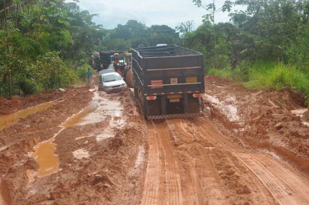 Chuvas danificam estrada de terra e carros de passeio atolam no barro
