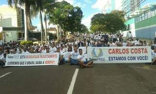 Com faixas e som alto manifestantes convidam promotor para conversar em frente ao Ministério Público (Foto: Cleber Gellio)