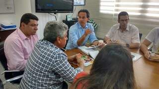 Reunião na tarde desta terça com o prefeito uniu taxistas e mototaxistas (Foto: Alberto Dias)
