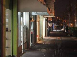 Após lojas amanhecerem depredadas, comerciantes se uniram e vão pagar seguranças particulares. (Foto: Marcos Ermínio)