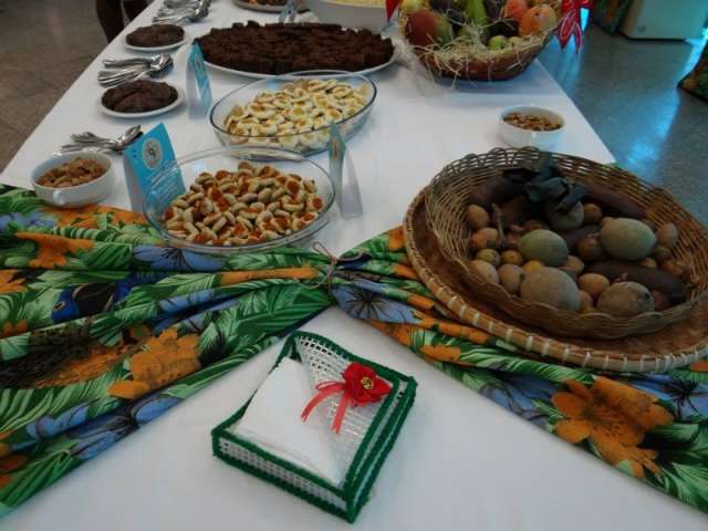 Buffet para festas, 100% org&acirc;nico, tem torta de jatob&aacute; e p&atilde;o de pequi