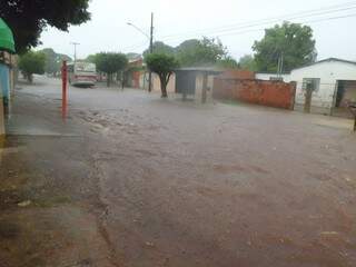 Leitor enviou foto mostrando correnteza da água que encobriu a rua e algumas calçadas na Nhá-Nhá (Foto: Oswaldo Ferreira Junior)