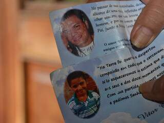 Nas mãos e no coração. A lembrança da missa de 7° dia de Luiz Carlos e o enteado, Vítor, 7 anos. Mortos no acidente. (Foto: Minamar Júnior)