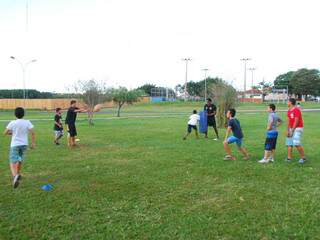 Crianças aprendem a jogar rugby no bairro Parati, em Campo Grande (Foto: Rodrigo Pazanato)