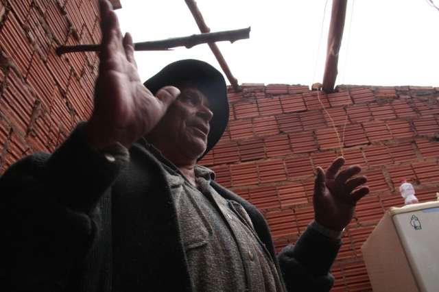 &quot;Rezei a Deus&quot;, resume moradora ap&oacute;s casa destelhar em Anhandu&iacute;