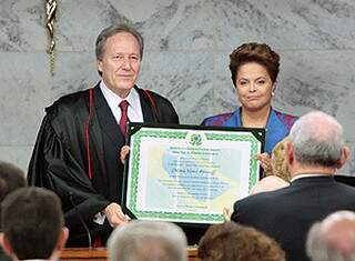 Dilma recebe diploma de presidente do TSE (Foto Folha On line)