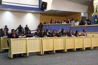 Vereadores ocupam plenário e acompanham leitura do vereador Delei Pinheiro (Foto: Cleber Gellio)