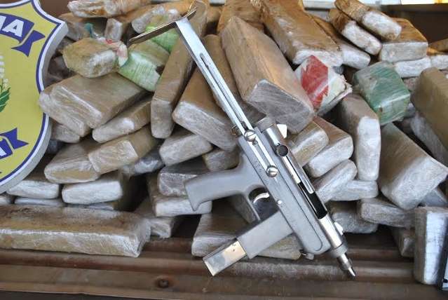 Dupla &eacute; presa com submetralhadora, pistola  e 168 quilos de droga 