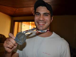 Rodrigo exibe, cheio de orgulho, a medalha que conquistou na paracanoagem no Panamericano (Fotos: Minamar Júnior)