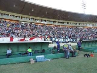 Anel superior do Douradão ficou tomado pelos 6.900 torcedores. (Foto: Renato Giansante)