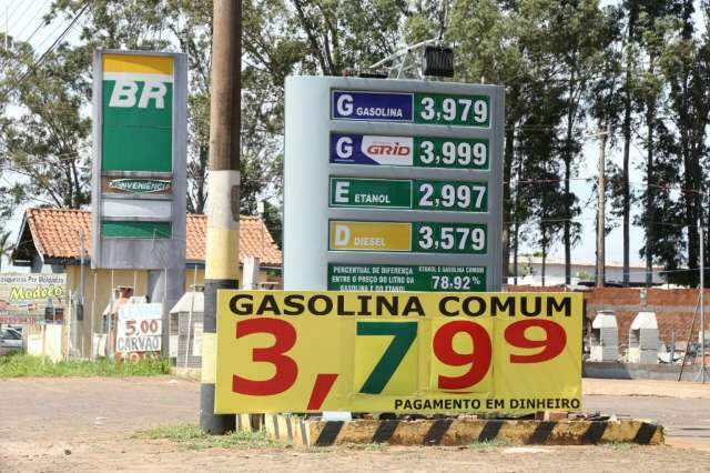 Gasolina ultrapassa os R$ 4,00 e desconto &agrave; vista chega a 20 centavos