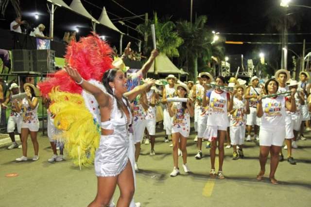 Chuva fina intimida foli&otilde;es, mas n&atilde;o atrapalha Carnaval na Cidade Branca