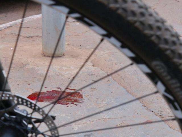 Motorista tenta fazer convers&atilde;o e atropela ciclista no Marcos Roberto