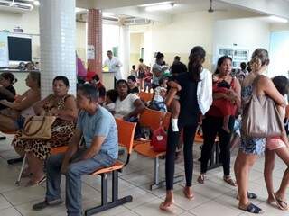 Pacientes e pais em busca de atendimento médico para os filhos no Posto de Saúde da Coronel Antonino no último domingo (Foto: Direto das Ruas) 