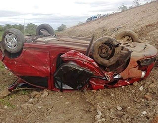 Carro fica destruído ao sair da pista e capotar após colisão na BR 262