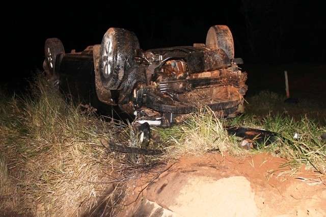 Duas pessoas ficam gravemente feridas depois de camionete capotar