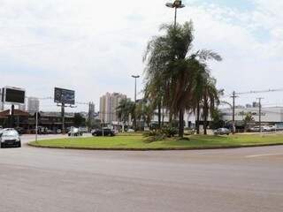 Uma das rotatórias alvo de reforma no cruzamento entre Joaquim Murtinho e Ceará (Foto: Henrique Kawaminami)
