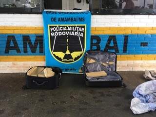 Malas que eram transportadas pela mulher no coletivo. (Foto: Divulgação/PMR) 
