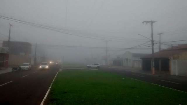 Leitores registram manh&atilde; de nevoeiro e chuva em Campo Grande