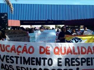 Professores de Dourados durante protesto na prefeitura (Foto: Divulgação)