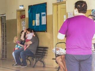 Famílias em busca de vacinação na UBS Coronel Antonino nesta quinta-feira (22) (Foto: Henrique Kawaminami)