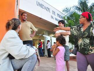 Pacientes relatam o tempo da demora para receberem atendimento. (Foto: João Garrigó)
