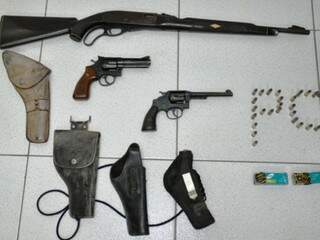 Dois revólveres e uma espingarda foram encontrados num quarto da fazenda do parlamentar. (Foto: Luciana Aguiar/Costa Rica em Foco)
