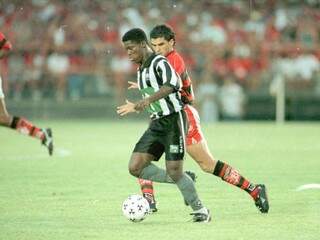 Beto, ex-jogador que atuou no Flamengo e no Botafogo vem ao encontro vestindo a camisa botafoguense. (Foto: Arquivo/site Lancenet)