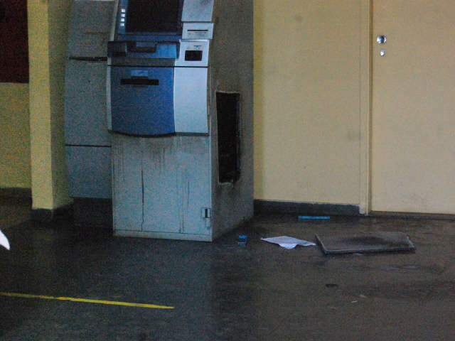  Assaltantes arrombam caixa eletr&ocirc;nico da Secretaria de Fazenda 