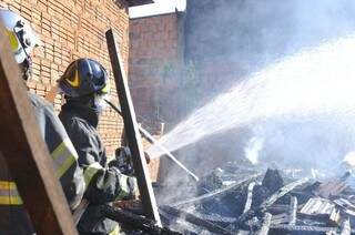 Para combater as chamas foram necessários dois mil litros de água; os bombeiros também resfriaram outros imóveis adjacentes para evitar que o fogo se alastrasse (Foto:Alcides Neto)