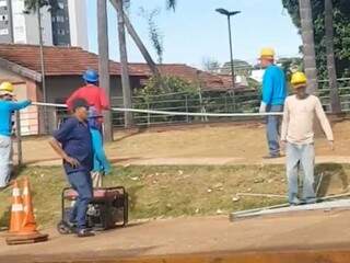 Equipes fazem retirada das grades para reparos. (Foto: Reprodução / Moisés Palácios)