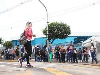 Concentração de estudantes em frente  à Uniderp em dia de Enem em Campo Grande (Foto: Marcos Ermínio/Arquivo)