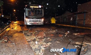 Rua com buracos causados pela chuva. Ônibus foi retirado por uma escavadeira.(Lívia Gaertner/Diário Online)
