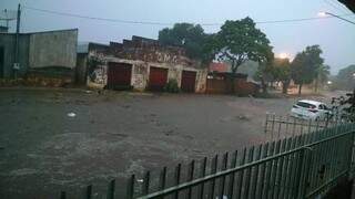 Chuva causou alagamentos em algumas regiões de Ivinhema. (Foto: Ivi Notícias/Divulgação)