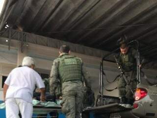 Policiais chegando com o suspeito no hospital. (Foto: Jornal Notícias do Estado) 