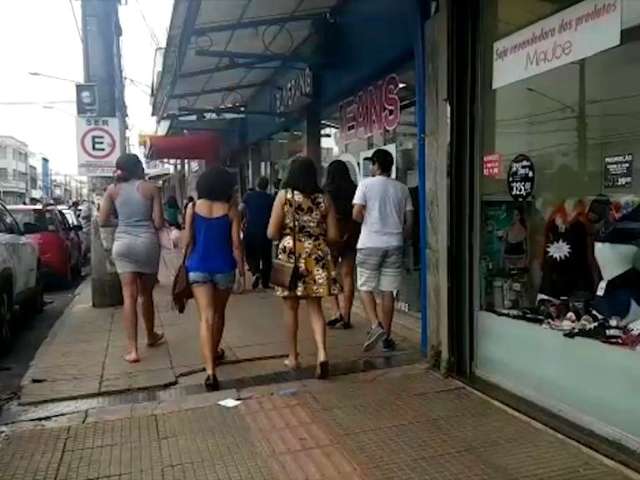 Com&eacute;rcio abre no Centro, mas nem todo mundo acha que compensou