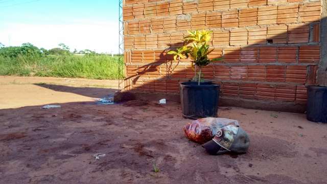 Jovem teve a casa invadida e foi amea&ccedil;ado antes de ser assassinado com tiro