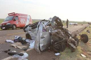 Veículos de passeio onde estavam duas vítimas fatais ficou completamente destruído. (Fotos: Jovem Sul News)