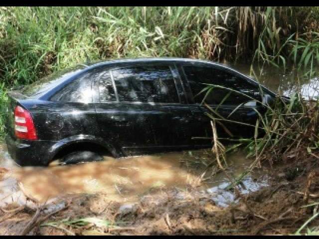  Motorista perde o controle e cai em valeta em F&aacute;tima do Sul