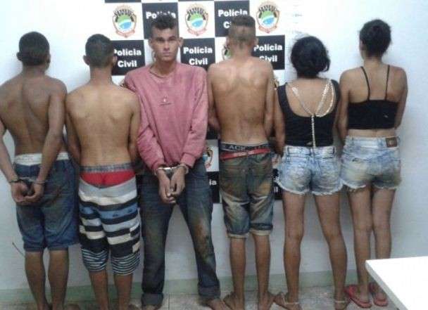 Pol&iacute;cia prende grupo que roubou carro e jogou adolescente para fora em fuga