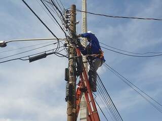 Equipes da Energisa trabalhando na manutenção da rede (Foto: Clayton Neves)