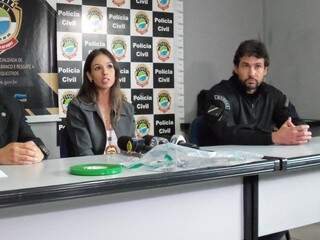 A quadrilha furtava para comprar produtos no Paraguai, explicaram os delegados Priscila Anuda e Fábio Peró (Foto: Marcos Ermínio)