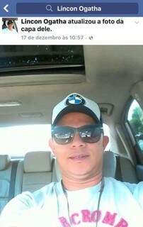 Segundo Marcos, a selfie acima de empresário foi tirada dentro do veículo do cliente. (Foto: Reprodução/ Facebook)