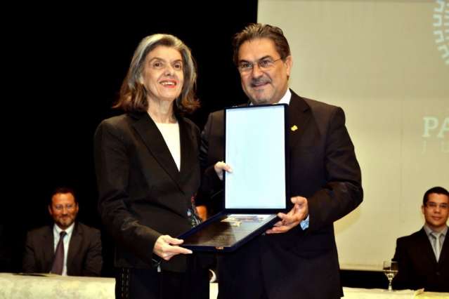 Ministra vem a Campo Grande conhecer judici&aacute;rio e &eacute; homenageada 