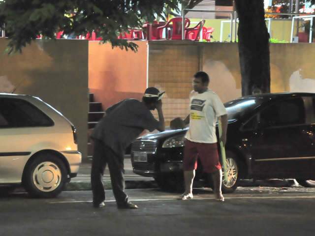  Guardadores de carro brigam por ponto no centro de Campo Grande