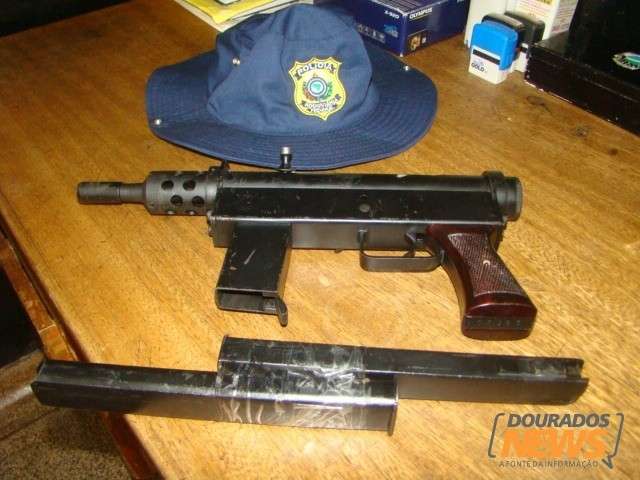 Mulher &eacute; presa com submetralhadora dentro da bolsa em &ocirc;nibus na BR-163