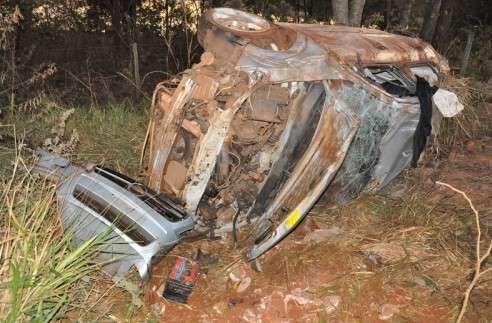 Traficante que transportava 1 t de droga capota carro e morre prensado 