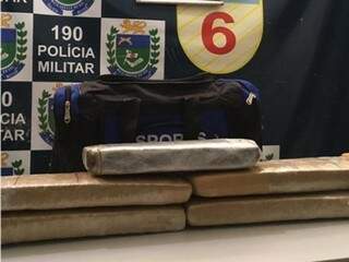 Tabletes da droga encontrados dentro da bolsa do suspeito, nesta quinta-feira. (Foto: Diário Corumbaense) 